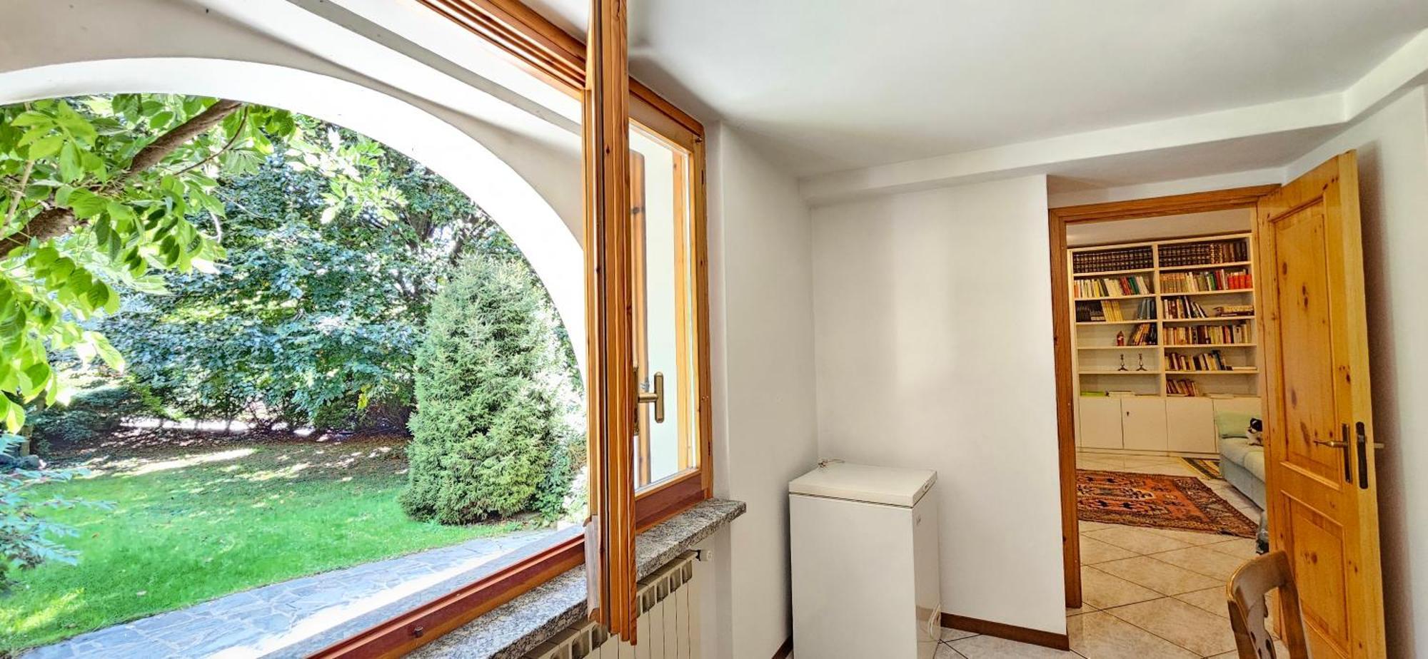 Appartamento Con Ingresso Autonomo, Giardino Privato E Portico Introbio Exterior foto