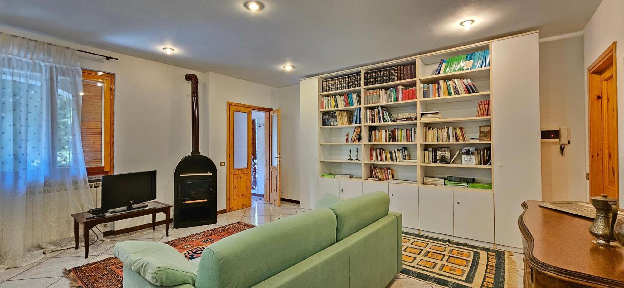 Appartamento Con Ingresso Autonomo, Giardino Privato E Portico Introbio Exterior foto